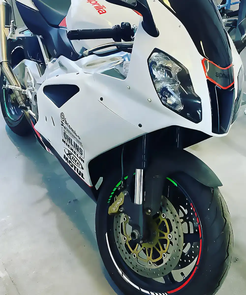 Aprilia-Motorrad-Perlweiss-Lackierung - Lackiererei und Karosseriewerkstatt für Darmstadt - Weiterstadt - Griesheim - gb Blitzlack GmbH